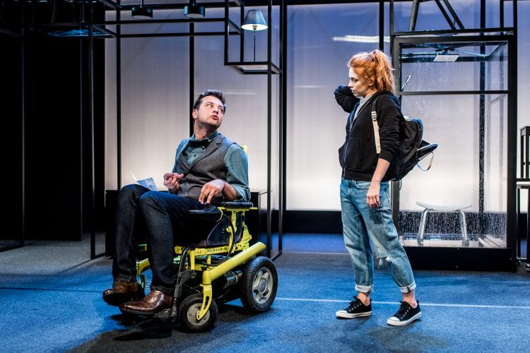 Spektakl "Koszt życia" pozwala przyjrzeć się relacjom dwójki niepełnosprawnych z osobami pełnosprawnymi. Na zdjęciu Konrad Michalak i Karolina Bacia.