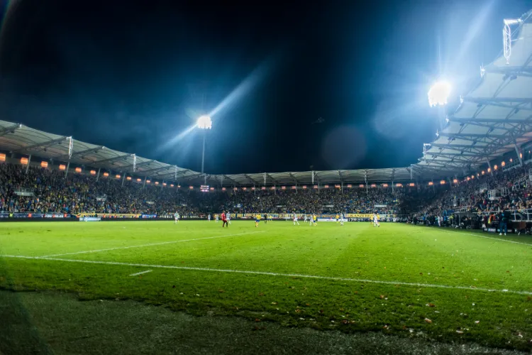 Po trzech latach na Stadionie Miejskim w Gdyni derby Trójmiasta piłkarzy będą mogli z trybun obejrzeć zarówno kibice Arki Gdynia, jak i Lechii Gdańsk. Przygotowano około 13,5 tys. miejsc.
