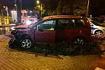 Skutki wypadku spowodowanego przez pijanego kierowcę transportowego volkswagena.