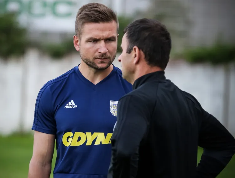 Arka Gdynia znów zwolniła trenera, mimo że nie znalazła następcy. Dlatego tymczasowo pierwszą drużynę powierzono Danielowi Myśliwcowi, asystentowi Jacka Zielińskiego. 
