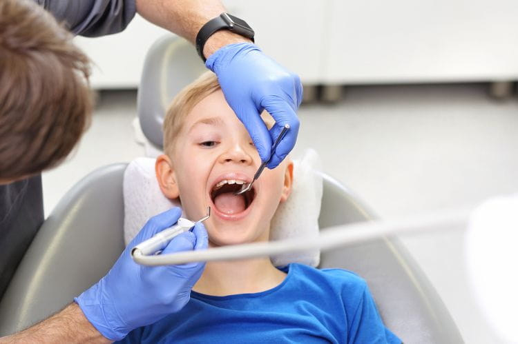Eksperci podkreślają, że chodzenie z dzieckiem na fluoryzację czy przeglądy stomatologiczne jest sposobem, by przyzwyczajać malucha do wizyt w gabinecie dentystycznym i przekonać go, że to nic strasznego. 