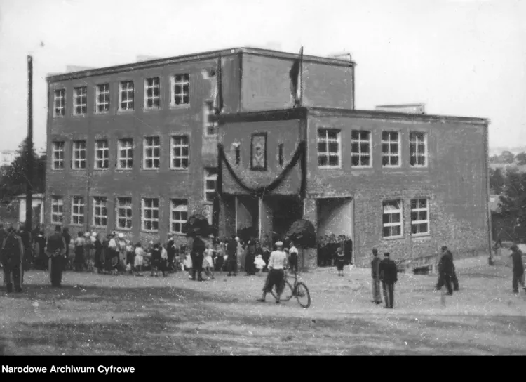 Budynek szkoły powszechnej w Gdyni. 1935 r.