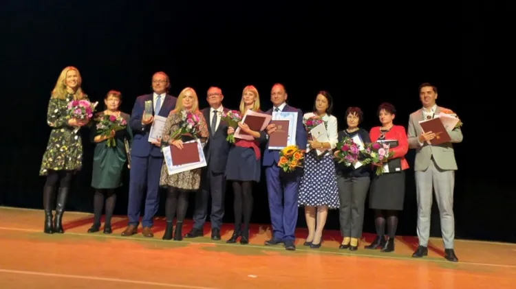 Finaliści konkursu Nauczyciel Pomorza 2019. Główną nagrodę i tytuł Nauczyciela Pomorza 2019 otrzymał Robert Cyrta (na zdjęciu trzeci od lewej strony).