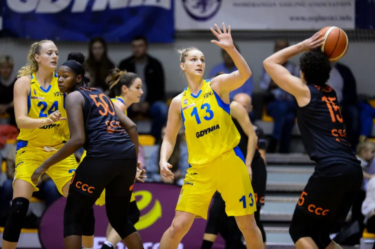 Koszykarki Arki Gdynia wciąż są niepokonanym zespołem w Energa Basket Lidze. W meczu z mistrzyniami Polski najskuteczniejsza w drużynie była Maryja Papowa (nr 13), zdobywczyni 25 punktów.