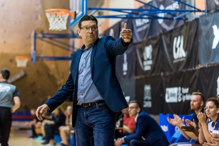 Trener DGT Politechniki Gdańskiej Vadim Czeczuro może mieć powody do zadowolenia. Jego zespół wygrał dotychczasowe oba domowe spotkania w Energa Basket Lidze Kobiet.