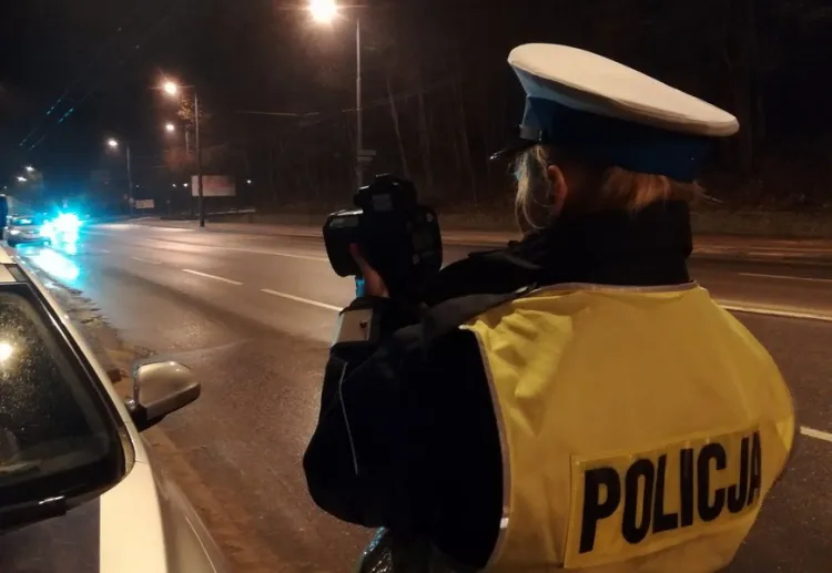 Policjanci kontrolę przeprowadzali w poniedziałek po godz. 22 na al. Niepodległości.