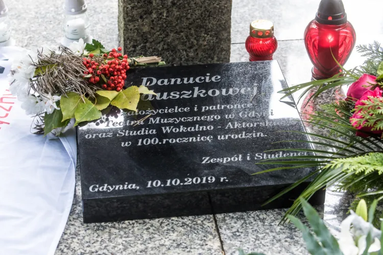 Na Cmentarzu Witomińskim odsłonięto pamiątkową tablicę poświęconą patronce Teatru Muzycznego w Gdyni.