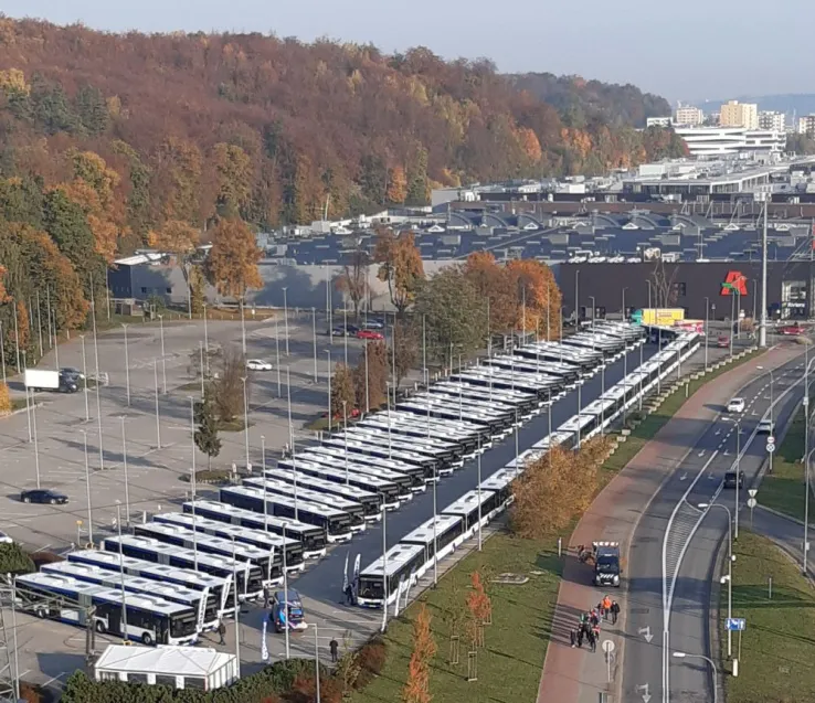 Wszystkie nowe autobusy MAN zaprezentowano na parkingu przy centrum Riviera w Redłowie.
