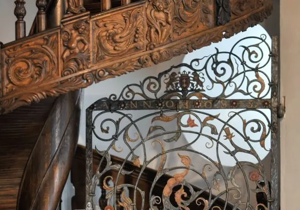 Polichromie odkryte na metalowej kracie zamykającej wejście na schody w sieni Ratusza Głównego Miasta.