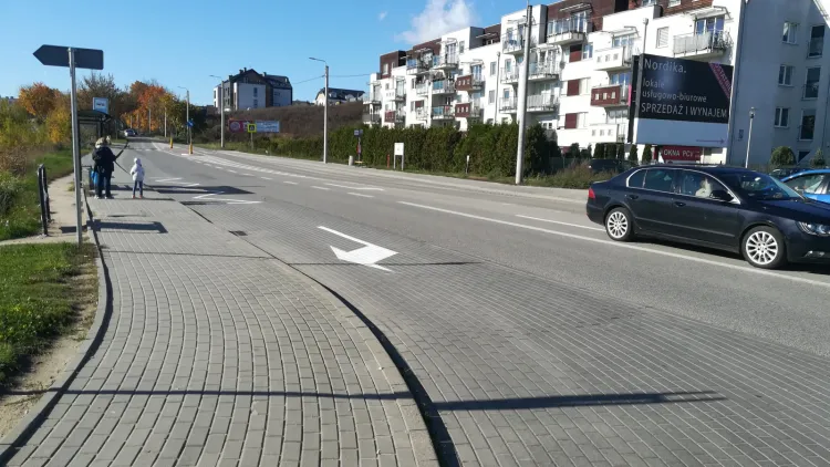 Wykorzystanie pasa ruchu do skrętu w prawo, wspólnie z zatoką autobusową, jest powszechnie stosowane w Gdańsku - twierdzą urzędnicy GZDiZ. 