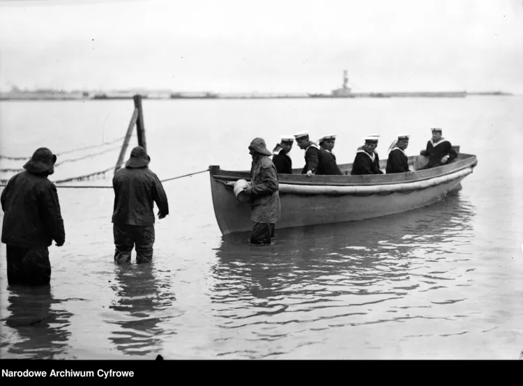 Kaszubscy rybacy i szalupa z marynarzami. Zdjęcie z 29 czerwca 1935 r.
