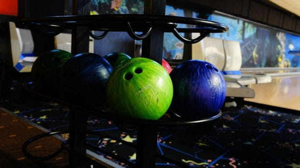 Kręgle i bowling to dwie różne formy gry. Te pierwsze polegają na rozbiciu dziewięciu kręgli kulą bez otworów na palce. Bowling z kolei opiera się na strąceniu dziesięciu kręgli, a kula ma otwory na palce i jest znacznie większa.