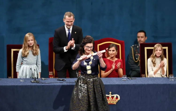 Prezydent Dulkiewicz odbiera nagrodę księżnej Asturii przyznaną Gdańskowi.
