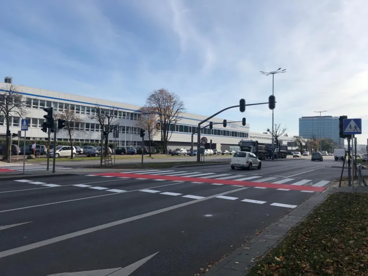 Nowe naziemne przejście dla pieszych na al. Grunwaldzkiej przy biurowcach OBC