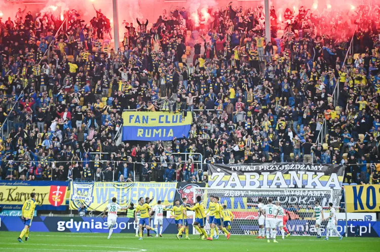 Arka Gdynia po meczu derbowym musi zapłacić 10 tysięcy złotych kary, ale kibice żółto-niebieskich mogą jechać na niedzielne spotkanie ze Śląskiem Wrocław. 