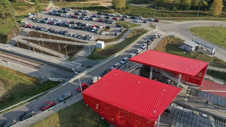 Przy przystanku PKM Jasień znajduje się parking dla pojazdów osobowych, każdy po ok. 80 miejsc parkingowych.