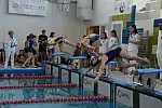Naukę pływania można rozpocząć nawet w wieku 4 lat, ale pierwsze starty w zawodach przychodzą w wieku 8-10.