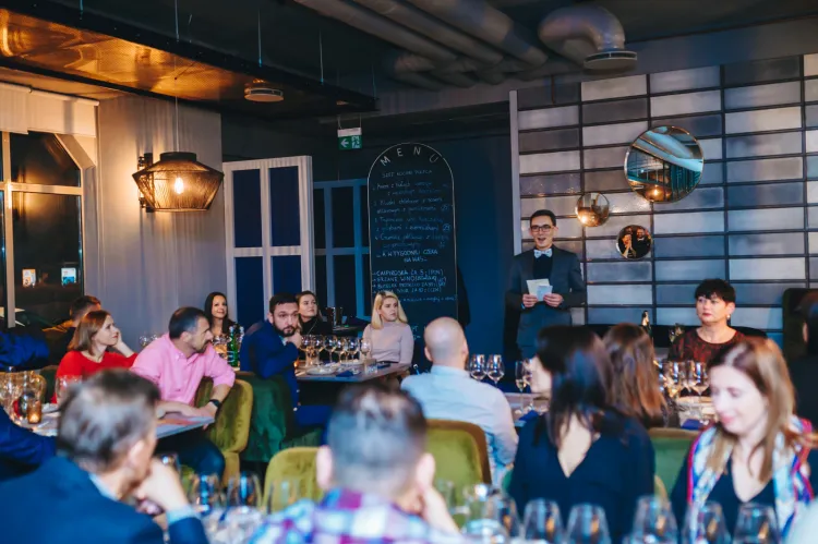 Trójmiejscy sommelierzy regularnie organizują kolacje z winem, jednak bitwa na etykiety rozegrała się po raz pierwszy. Na zdjęciu: Dawid Sojka.
