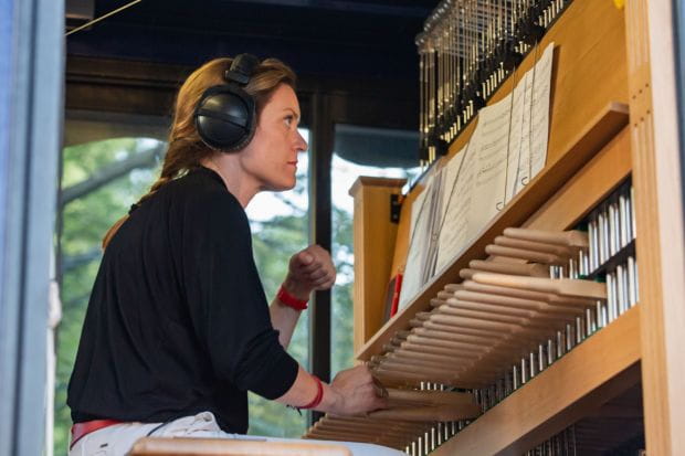 Podczas gdańskiej Parady Niepodległości warto przejść się na Targ Węglowy, gdzie Monika Kaźmierczak - miejska carillonistka - na instrumencie mobilnym będzie grała piosenki patriotyczne. 