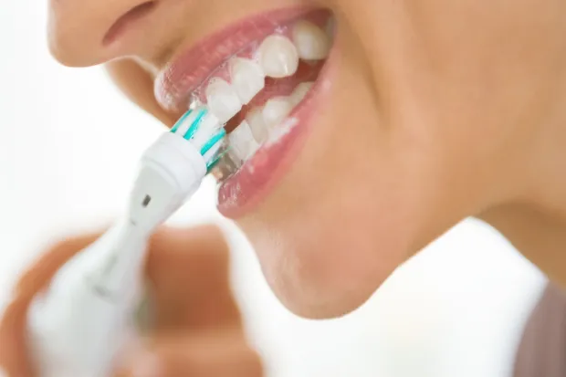 Podczas mycia zębów sczoteczką elektryczną należy wykonywać ruchy wymiatające, w przypadku sonicznej - przesuwamy ją delikatnie  po zębach. 