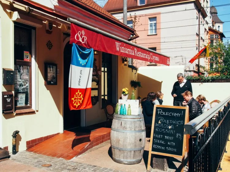 Cyrano et Roxane działa w Sopocie od 12 lat. To kameralna restauracja z autentyczną kuchnią południowo-zachodniej Francji.
