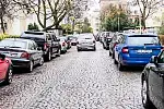 Samochody zaparkowane przy ulicy Biskupa Konstantyna Dominika, 5.11.2019, Gdynia-Wzgórze św. Maksymiliana