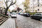 Samochody zaparkowane przy ulicy Biskupa Konstantyna Dominika, 5.11.2019, Gdynia-Wzgórze św. Maksymiliana