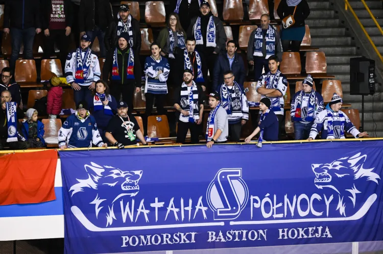 Kibice gdańskiego hokeja po raz kolejny udowodnili, że są w stanie wesprzeć swoich zawodników nie tylko z trybun. W ogóle fani trójmiejskich klubów są w ostatnich latach skorzy do finansowego wsparcia.