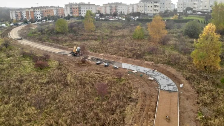 Ścieżka łącząca Zakoniczyn z nową szkołą na Jasieniu niebawem będzie gotowa.