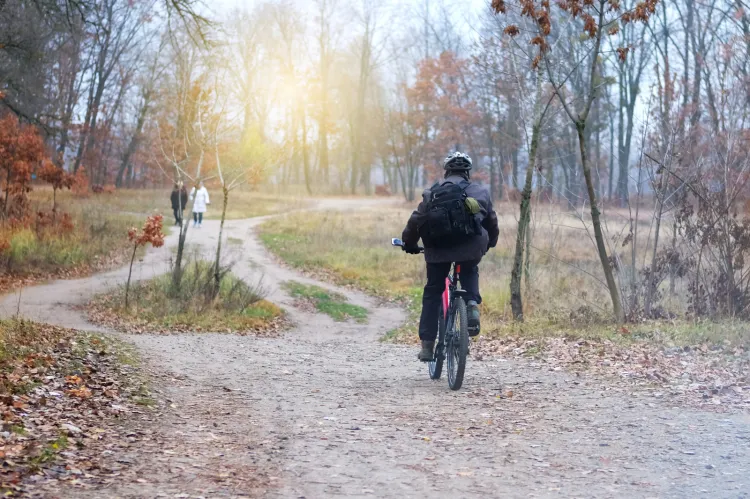 Jesienią nie można unikać wychodzenia na dwór. Najlepsza jest jazda na rowerze, która angażuje więcej partii mięśni niż chodzenie.