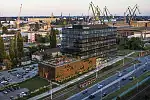 Tak będzie wyglądał budynek biurowy C-300, który powstanie przy ul. Marynarki Polskiej w Gdańsku. Podstawa budynku z blachy cortenowej ma nawiązywać do przemysłowego otoczenia budynku. 