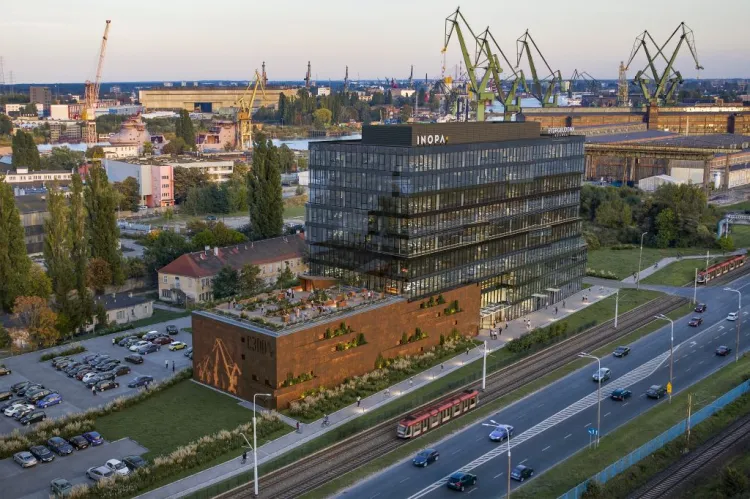 Tak będzie wyglądał budynek biurowy C-300, który powstanie przy ul. Marynarki Polskiej w Gdańsku. Podstawa budynku z blachy cortenowej ma nawiązywać do przemysłowego otoczenia budynku. 