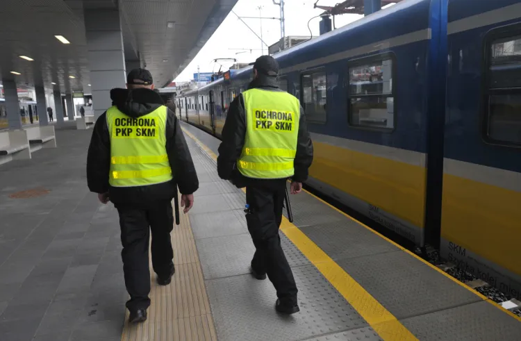 Ochrona kolei na przystanku Gdańsk Śródmieście. Pracownicy agencji wspierają funkcjonariuszy SOK SKM.