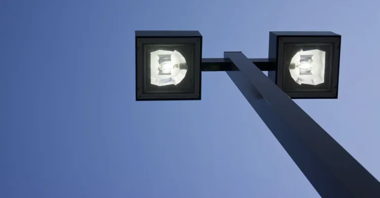 Nowe oprawy LED są nie tylko bardziej ekonomiczne od sodowego oświetlenia, ale też mają bardziej nowoczesny kształt.