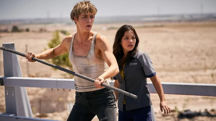Grace (Mackenzie Davis) przybywa z przyszłości, by ocalić Dani (Natalia Reyes) przed morderczym terminatorem Rav-9. Uciekając przed prześladowcą obie kobiety znajdują sojuszniczkę w osobie Sary Connor. 