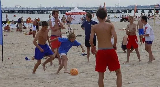 W piłkę nożną na plaży grano od dawna, jednak w 1992 roku została wyodrębniona jako samodzielna dyscyplina sportu. Posiada własne zasady, odmienne od "trawiastej" wersji tej gry.