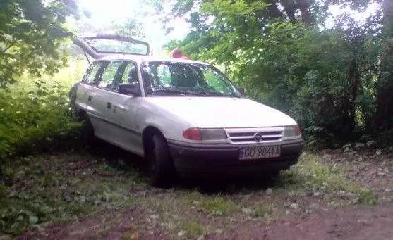 Kierowcę tego auta dwukrotnie złapano na wywożeniu gruzu budowlanego do lasu.