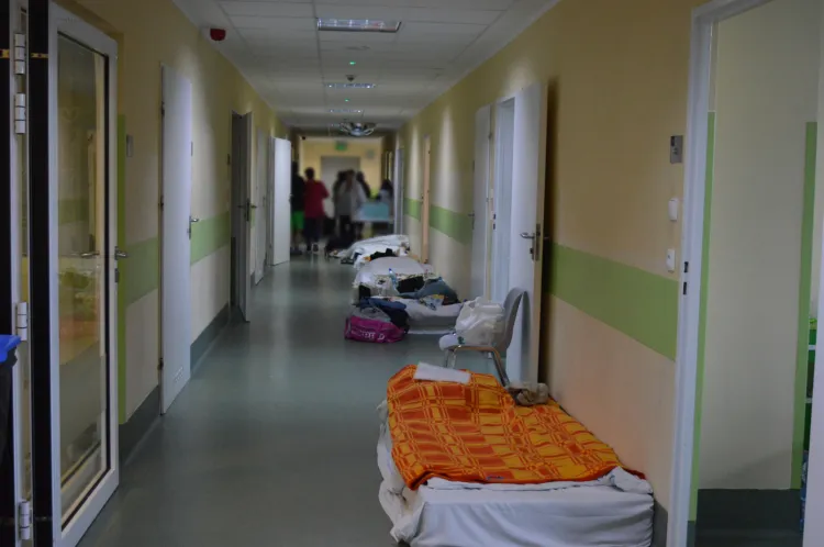 Obecnie na oddziale Wojewódzkiego Oddziału Psychiatrycznego przebywa 50 małoletnich pacjentów (na 35 łóżek). Ci, dla których nie starczyło łóżek, zajmują materace rozstawione na szpitalnych korytarzach.