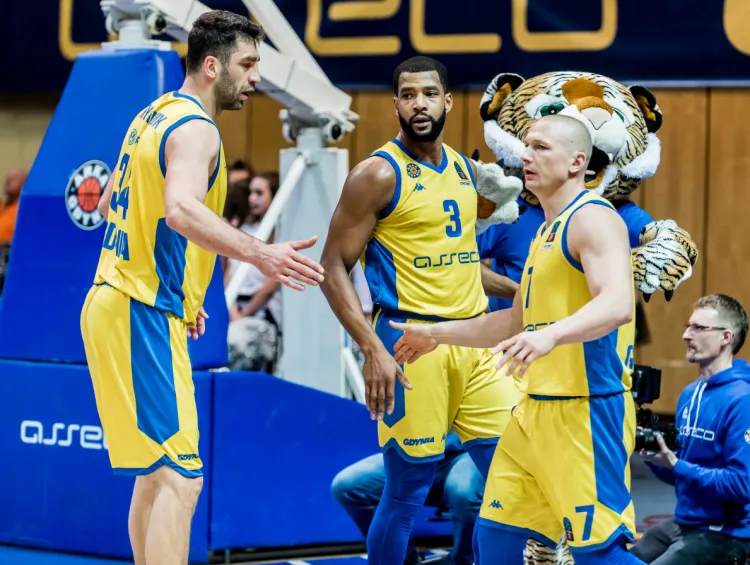 14 asyst Krzysztofa Szubargi (z prawej) to nowy rekord tego sezonu w Energa Basket Lidze. Josh Bostic (w środku) tego dnia zdobył 21 punktów dla Asseco Arki Gdynia.