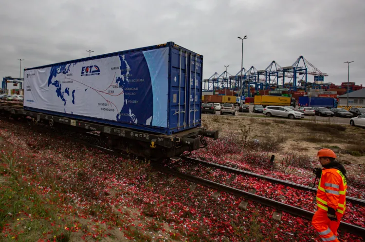 Pierwszym transportem z Chin do Gdańska przyjechało 30 kontenerów, następny pociąg z liczbą 41 kontenerów jest planowany w grudniu.