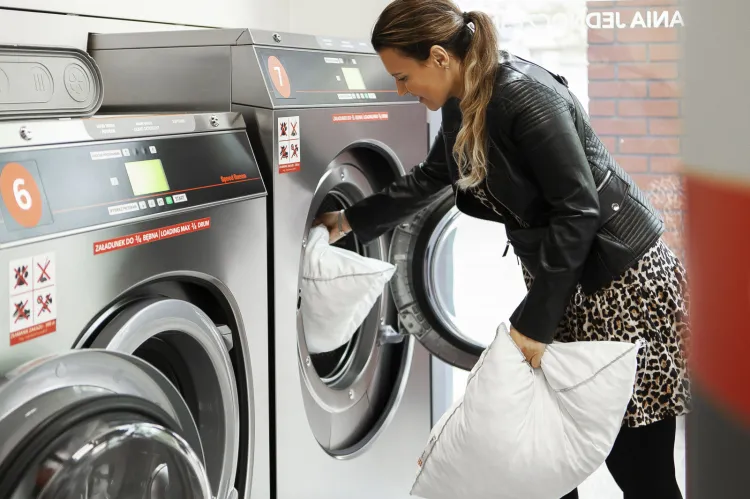 W pralni samoobsługowej można wyprać rzeczy o większych gabarytach, które nie mieszczą się do domowej pralki. 