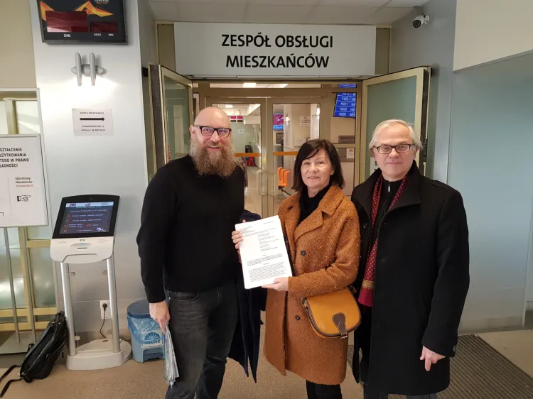 Petycję z podpisami złożyli w czwartek mieszkańcy Śródmieścia: Wojciech Rudnicki (po lewej), Hanna Kosycarz i Ryszard Bongowski.