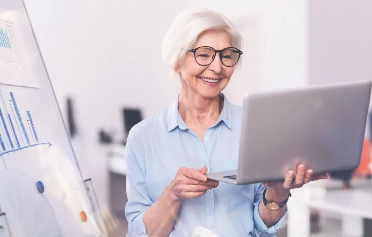 Emeryci, którzy ukończyli powszechny wiek emerytalny, czyli 60 lub 65 lat, mogą dorabiać do swojej emerytury bez ograniczeń.
