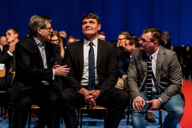 Adam Korol (w środku) w 2015 roku pełnił funkcję ministra sportu i turystyki. Teraz wioślarski mistrz będzie zarządzał sportem w gdańskim magistracie.
