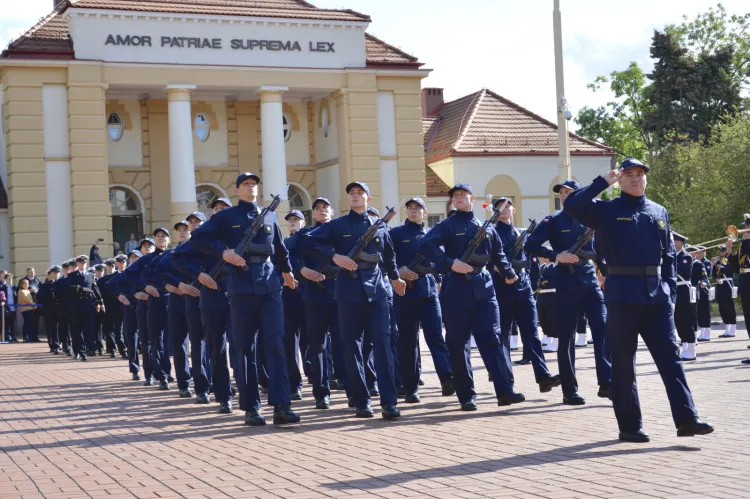 W tym roku 84 studentów wydziałów wojskowych Akademii Marynarki Wojennej w Gdyni złożyło przysięgę.

