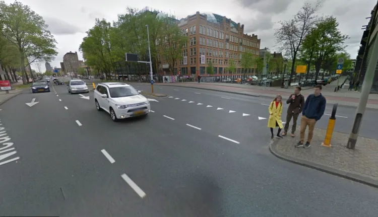 Szeroka, dwujezdniowa ulica Weesperstraat biegnąca przez centrum Amsterdamu. Przejścia dla pieszych są tu tylko na największych skrzyżowaniach, ale piesi mogą ją pokonywać w dowolnym miejscu. Na całej długości ulicy, pośrodku, wybudowano dla nich azyl.