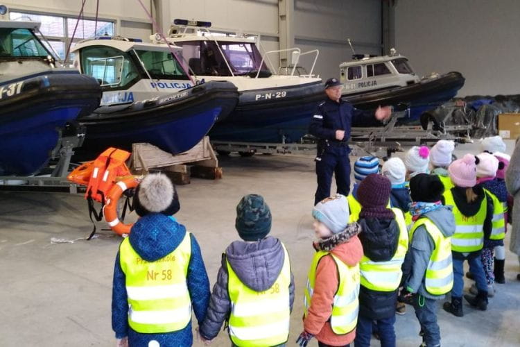 Dzieci miały okazję zobaczyć na żywo prawdziwe łodzie policyjne, których mundurowi używają do patrolowania m.in. wód Motławy. 