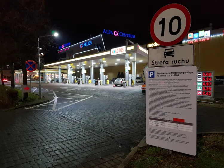 O tym, że parking jest płatny, informuje duża tablica stojąca na wjeździe od ul. Kołobrzeskiej. Podobne znaki stoją też w kilku miejscach wzdłuż parkingu.