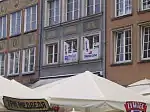 Reklamy w oknie na Długim Targu.