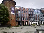 Reklamy na zabytkowej baszcie łabędź.